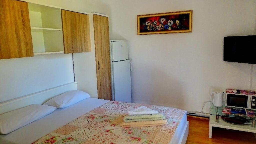 Studio Apartman I Mali Apartman Vir Exterior foto